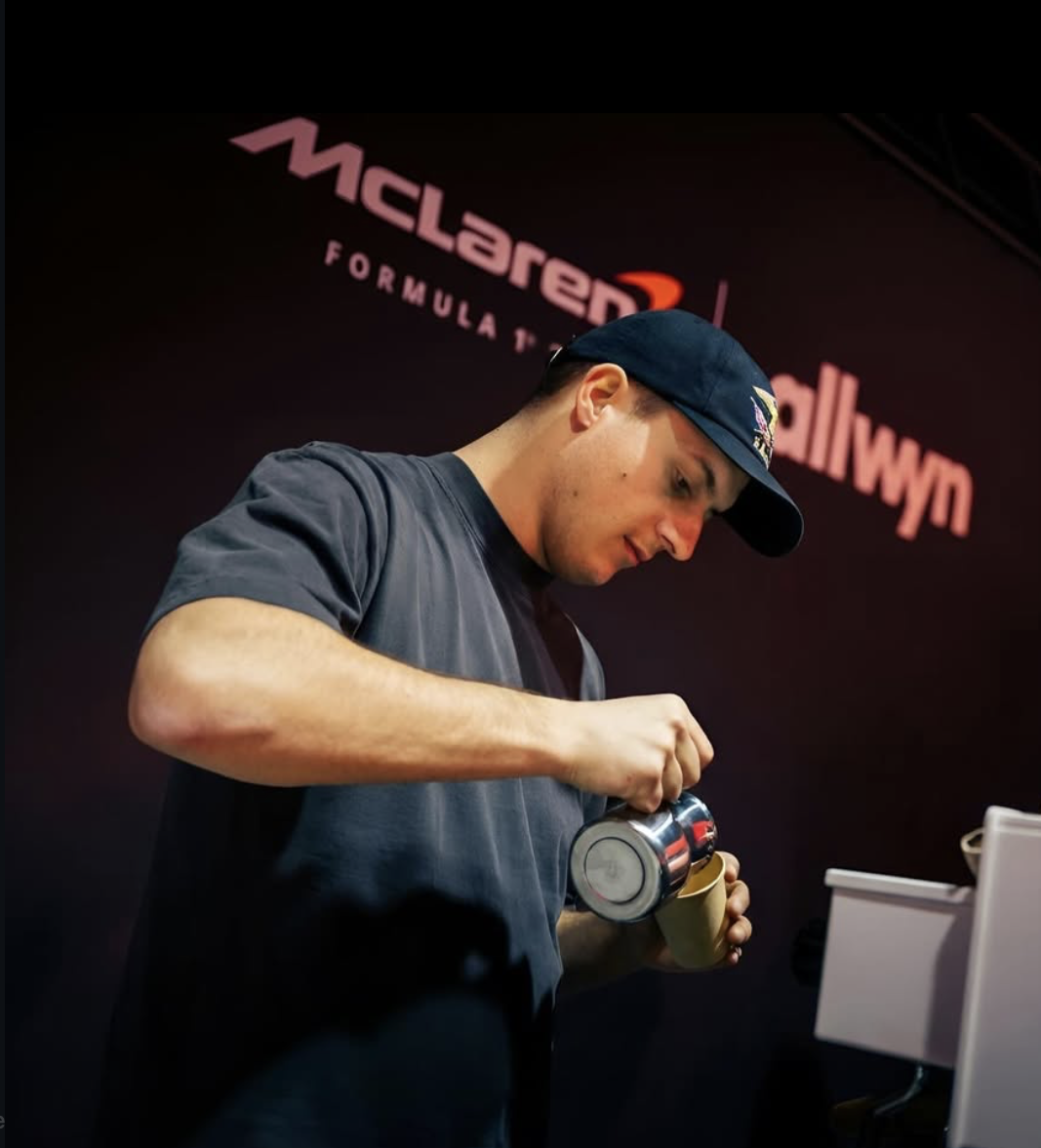 Barista SHREDCO nalévá mléko do šálku kávy