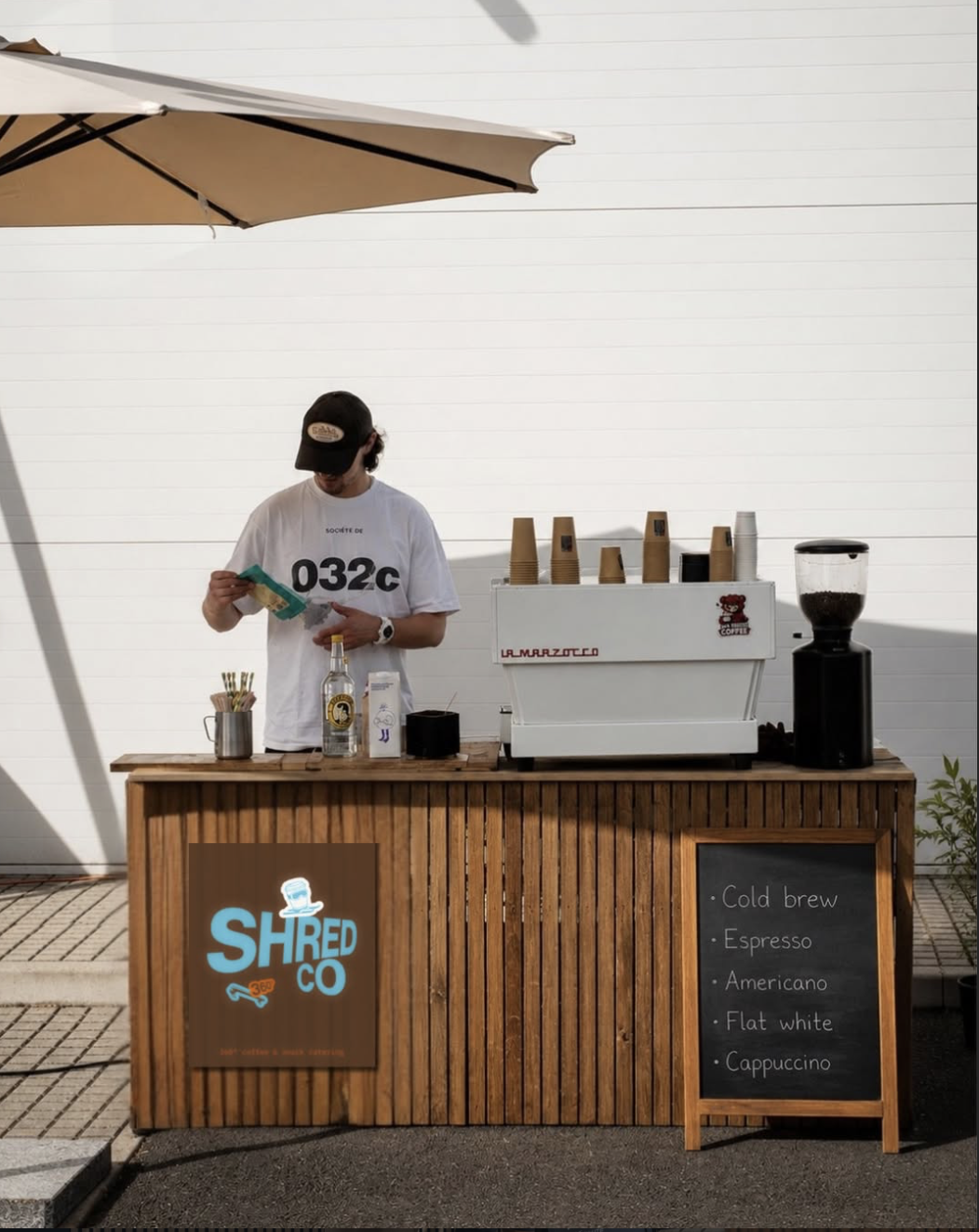Mobilní kávový bar SHREDCO s espresso strojem pod slunečníkem